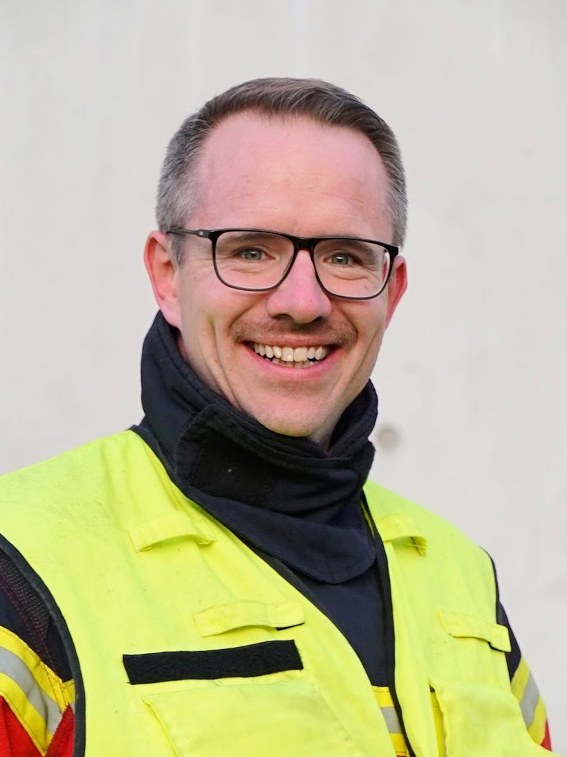Christian Traub in Feuerwehr-Einsatzkleidung — Feuerwehrkommandant und Gründer von RAGSource und brandmeister.ai